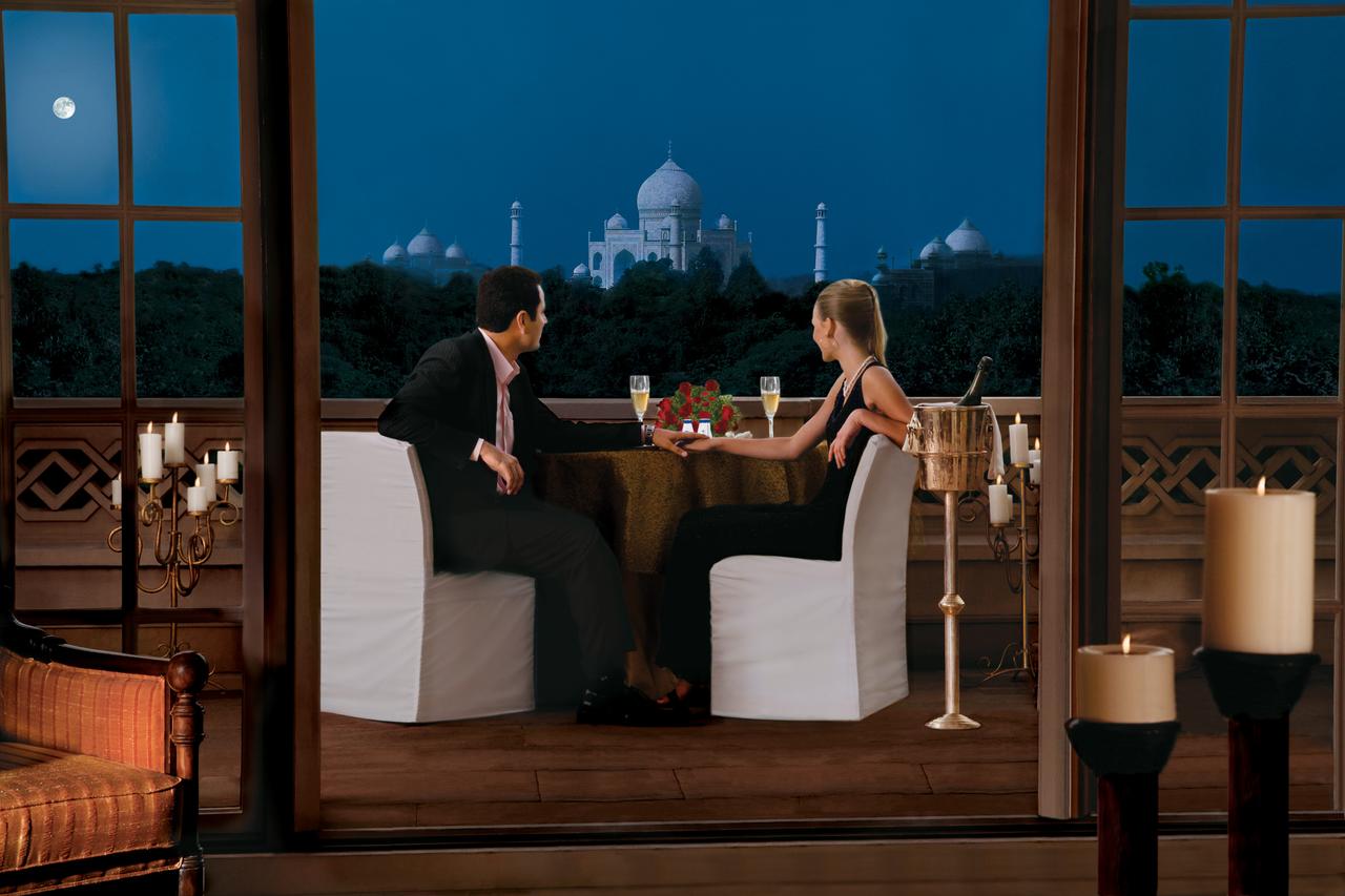 Ours is the only bar in the world that offers uninterrupted Taj Mahal views; framed in large windows for you to enjoy from a silk sofa seat or a bar side stool, while sipping on international spirits, classic and Oberoi signature cocktails, Oberoi iced te
