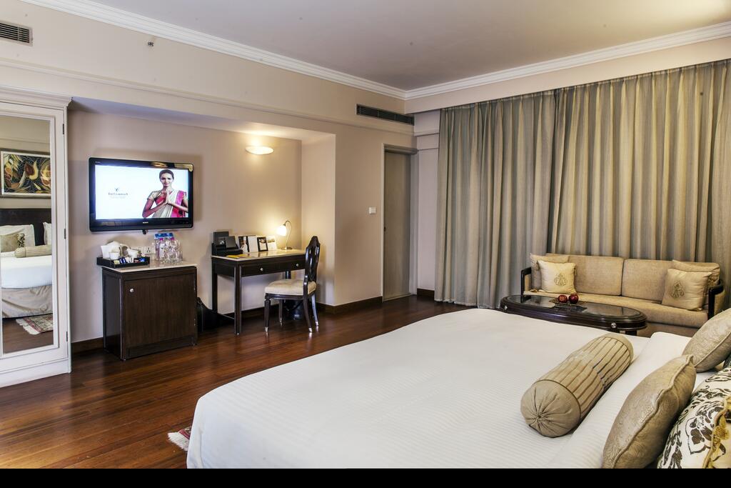 Deluxe Suite with Airport Transfers and Cocktail Hours