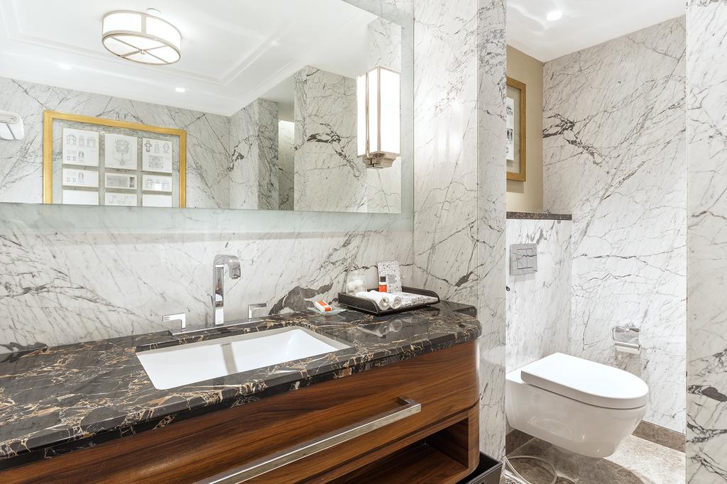 Deluxe Suite with Airport Transfers and Cocktail Hours