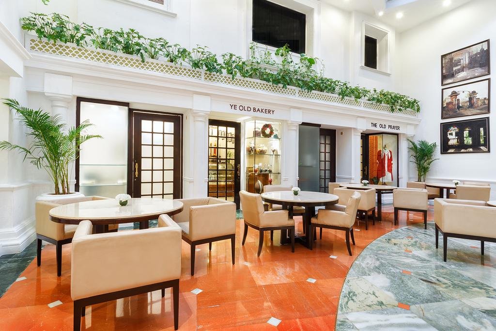 Deluxe Suite with Airport Transfers and Cocktail Hours