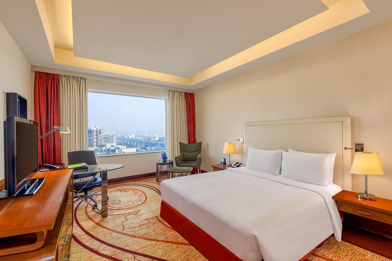 Executive King Room with Complimentary Cocktail Hours, 1 Way Airport Transfer