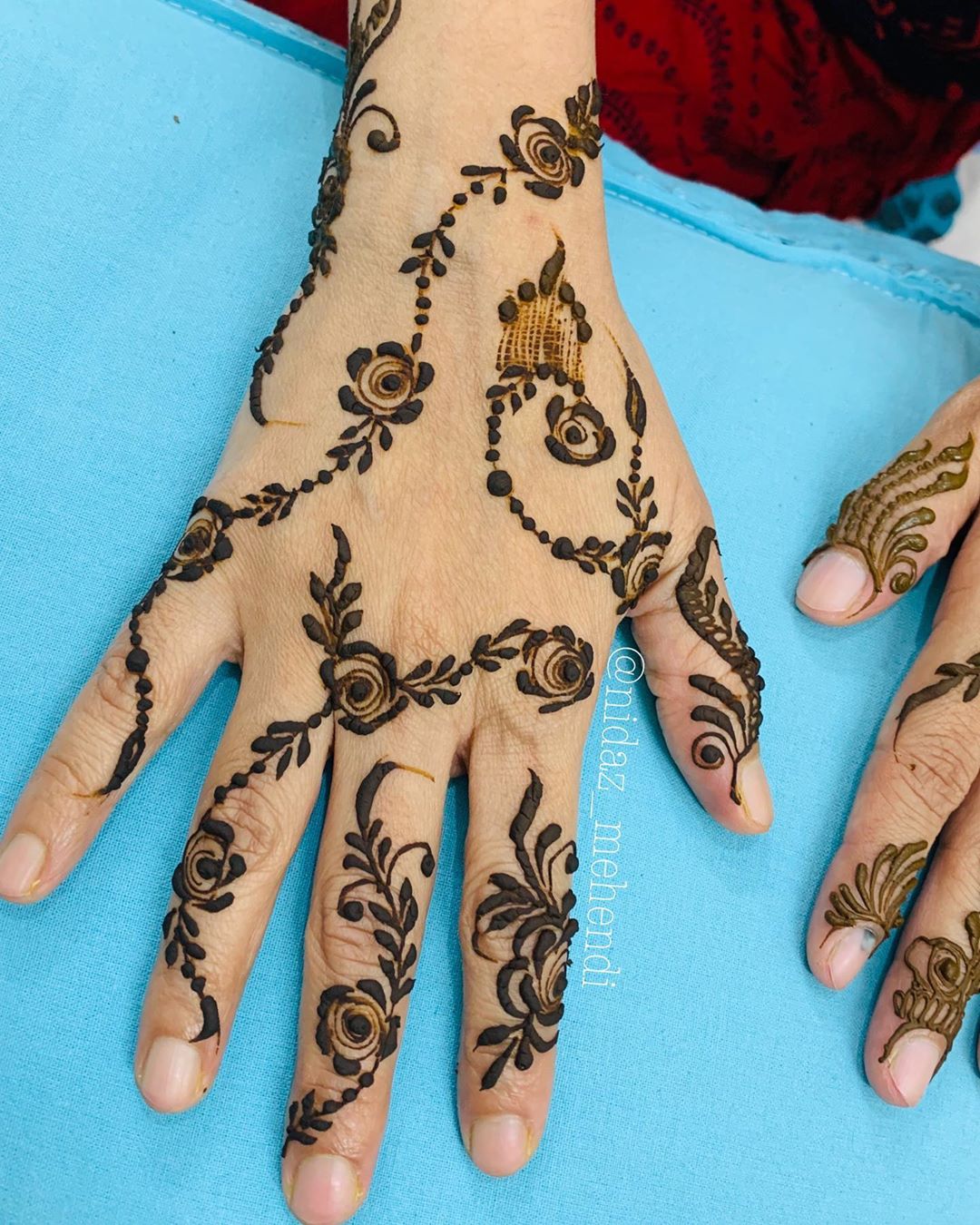 Nida Mehendi Artist