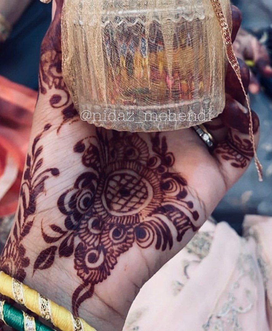 Nida Mehendi Artist