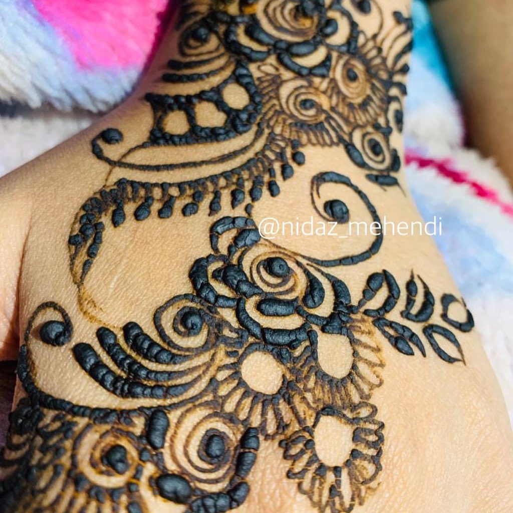 Nida Mehendi Artist